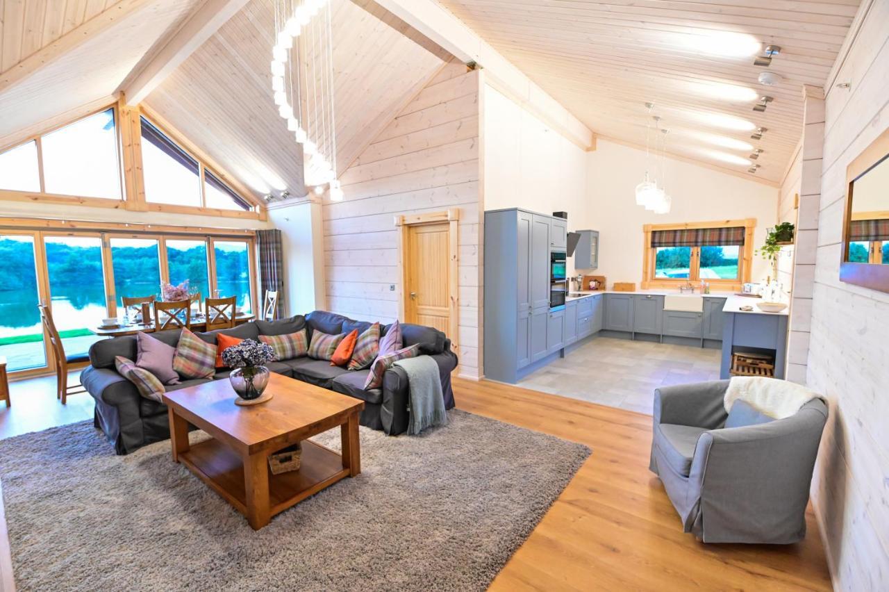 Cuddfan Lodge On A Gorgeous Private Lake Newport  Exterior foto