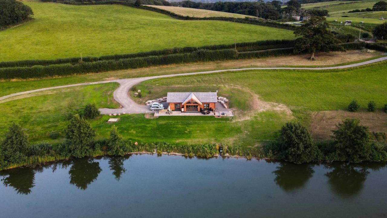 Cuddfan Lodge On A Gorgeous Private Lake Newport  Exterior foto